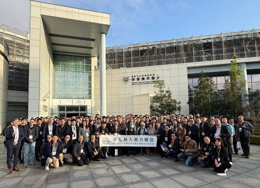 全體盟友於研發展示館前合影