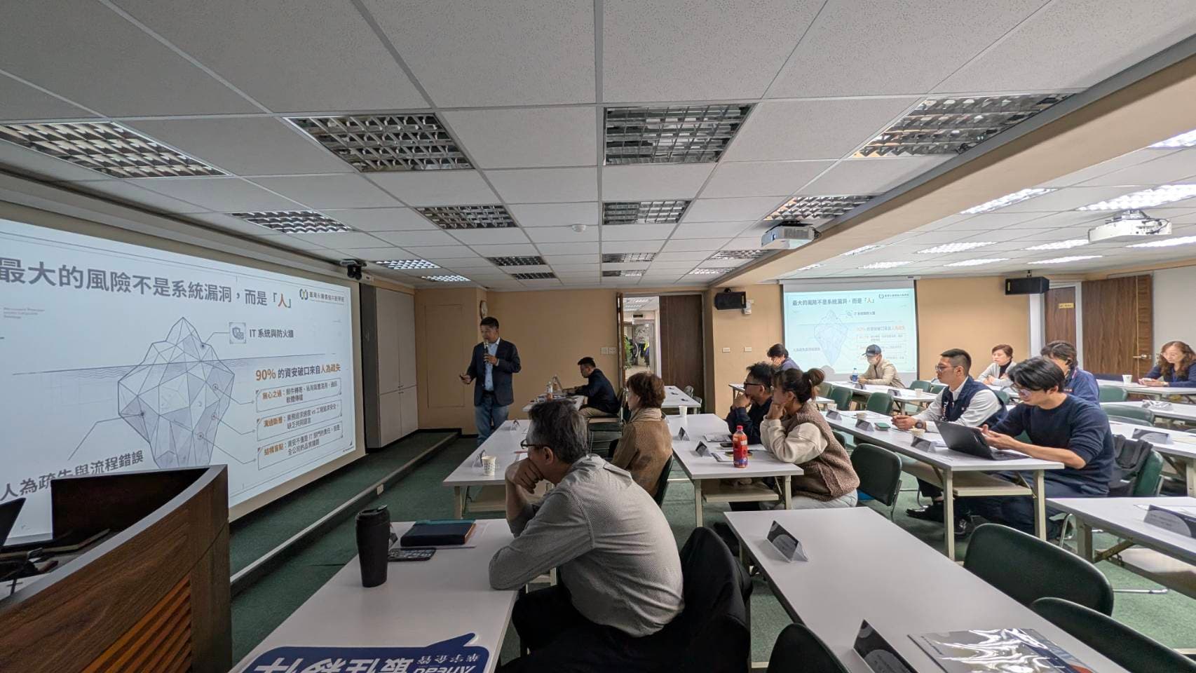 台中場與會盟友合影