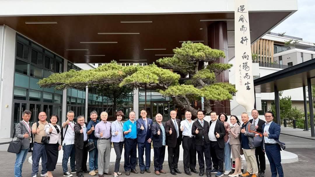 與會貴賓於上緯集團園區前合影