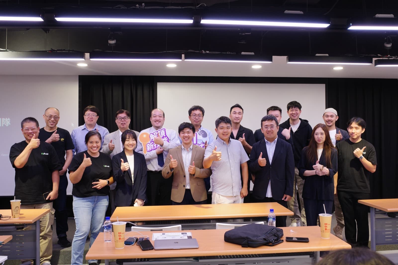 登壇者と参加企業代表の集合写真