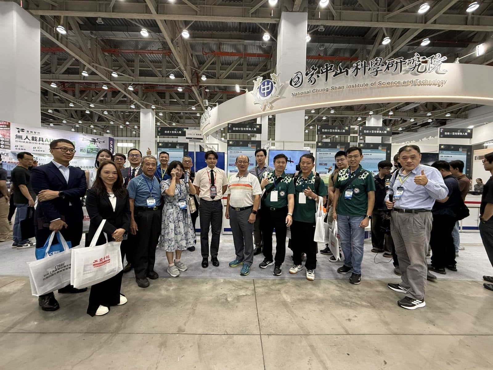 VIP 展覽團於國家中山科學研究院展區合影