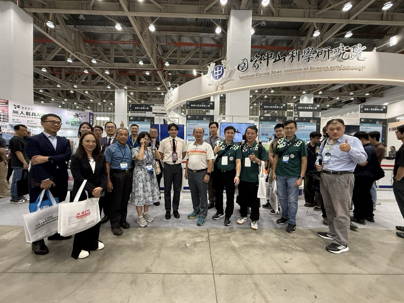 VIP 展覽團於中科院攤位合影