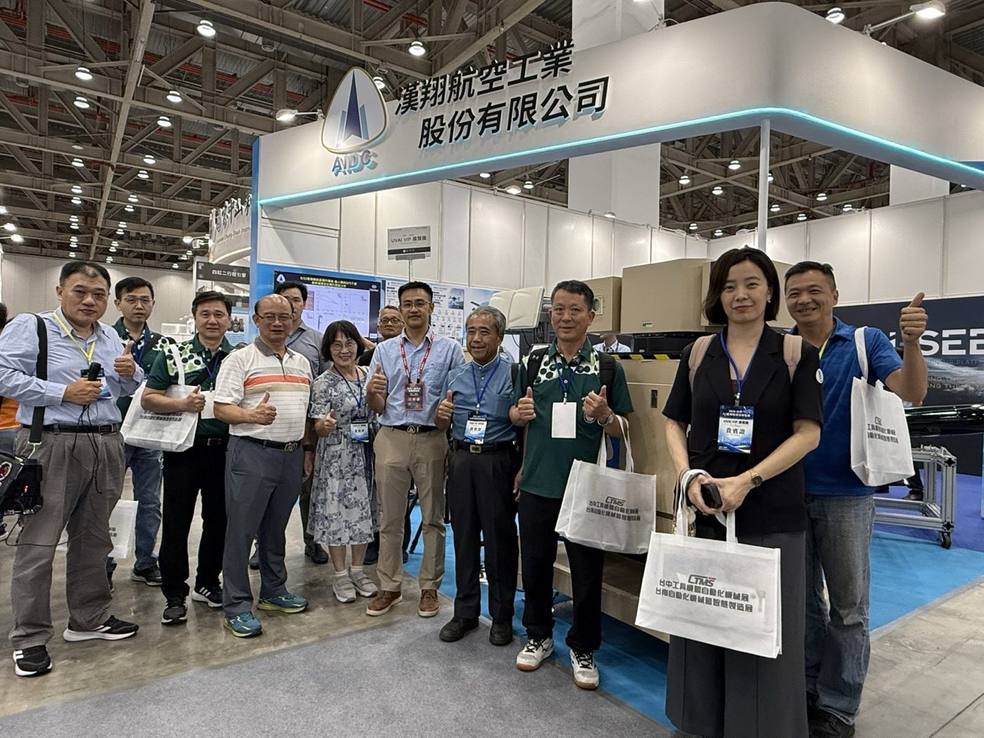 VIP 展覽團於漢翔攤位合影